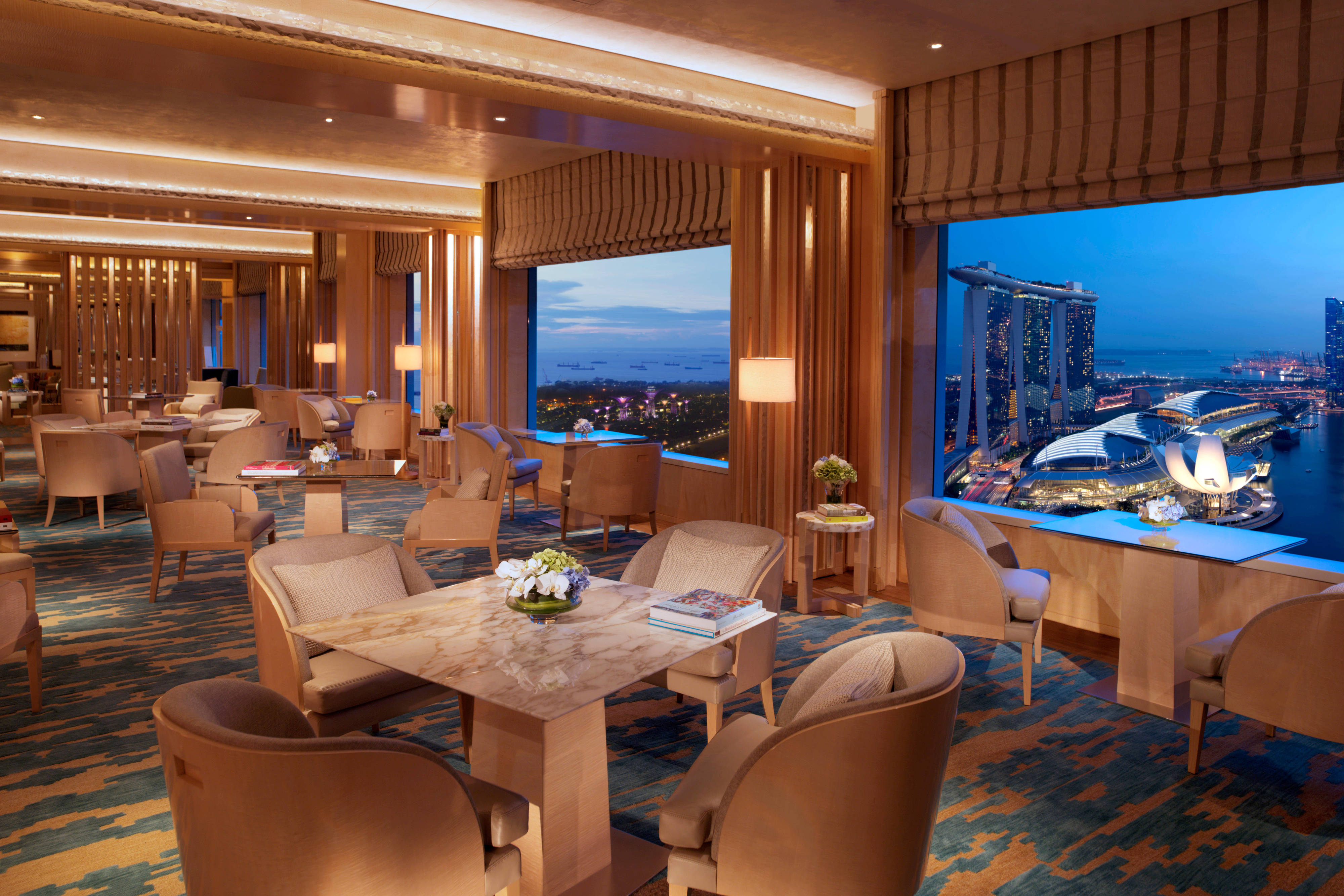 Club lounge con asientos en la ventana y vista de la bahía de Marina.